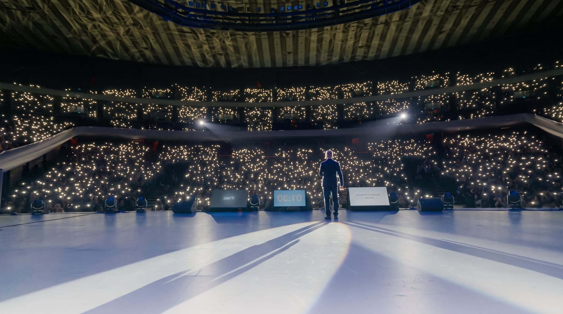 El escenario de un congreso Feelink, ante un auditorio lleno con las luces del público